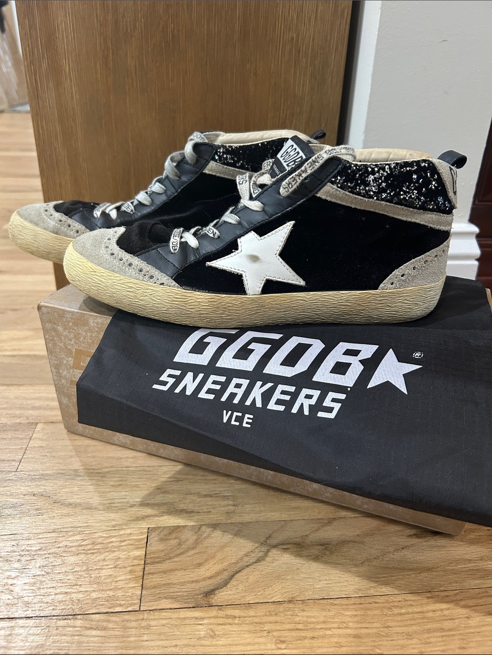 Golden Goode Black and White Star Mid-Top Sneakers in amazing condition